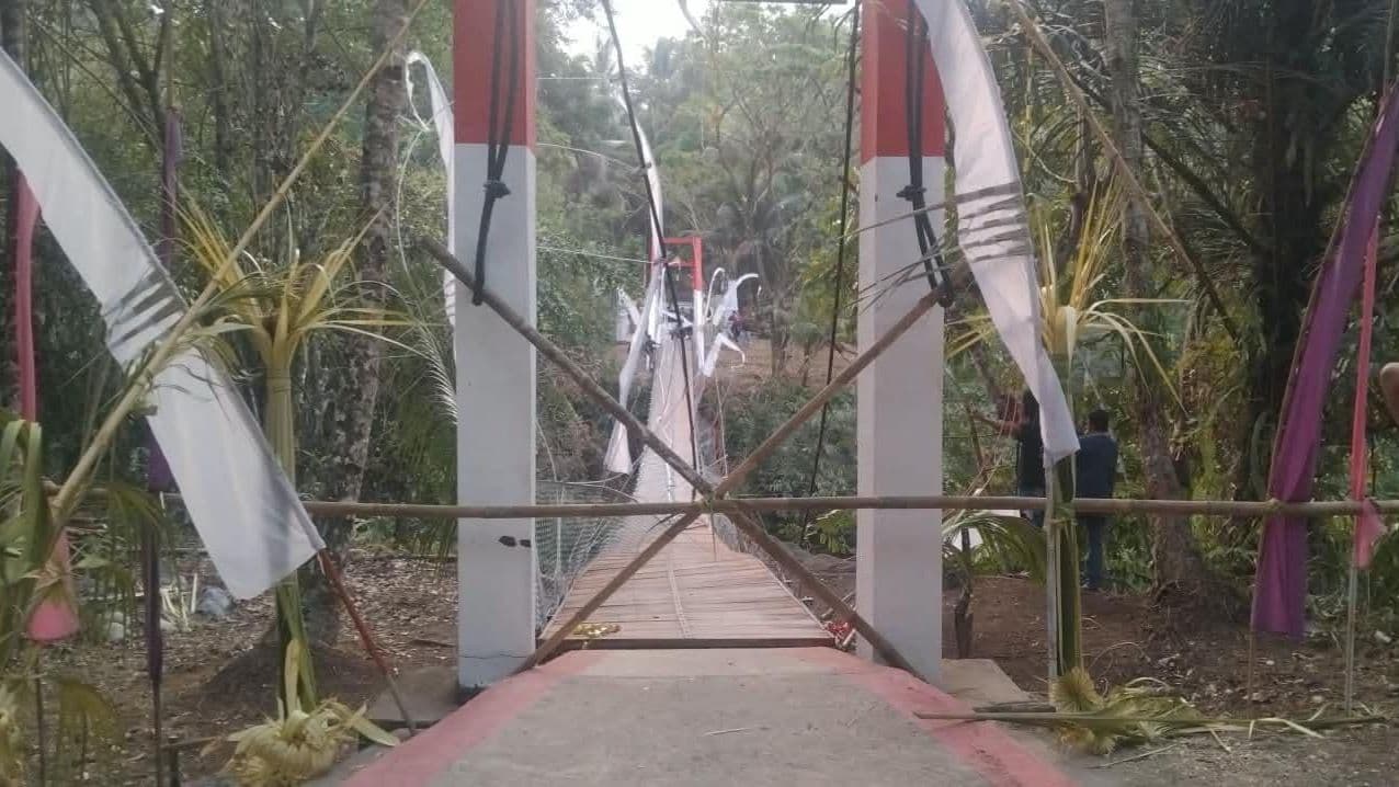 Jembatan Pongpet Miring Saat Peresmian. (Foto: Dispenad)