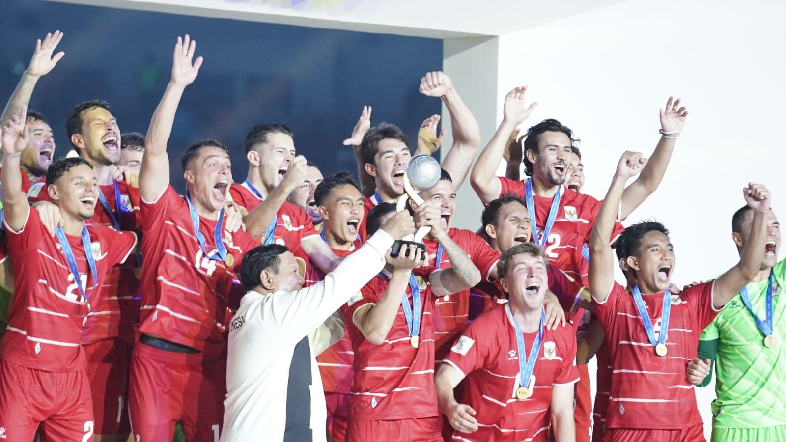 Momen Prabowo Angkat Trofi FIFA ASEAN Cup 2026 Bersama Timnas Indonesia