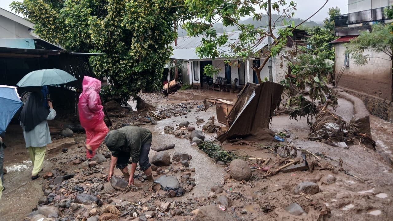 Banjir bandang menerjang Nagari Batang Barus, Kecamatan Gunung Talang, Kabupaten Solok, Sumatera Barat, pada Senin (21/9/2026) malam. (Foto: BNPB)