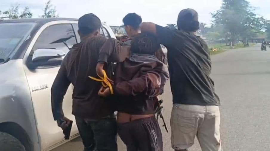 Polisi Amankan Terduga Anggota KKB Kasus Penembakan ASN di Yahukimo. (Foto: Humas Operasi Damai Cartenz-2026)